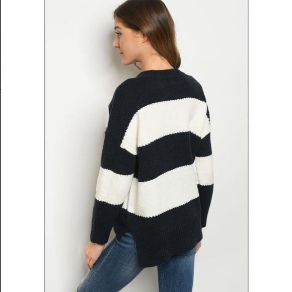 🌿 NAVY IVORY SWEATER🌿 - Picture 2 of 5